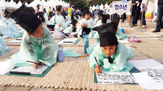 구로구가 책 읽는 분위기 확산을 위해 20·21일 이틀간 구청과 고척근린공원 등에서 '구로 책 축제'를 개최한다. 구로구는 "가을이 무르익어가는 계절에 가족, 친구들이 모여 책으로 소통하고 화합하는 장을 만들기 위해 '책 읽는 구로! 말하다 즐기다 꿈꾸다'라는 주제로 책 축제를 마련했다"고 17일 밝혔다. 과거시 경연대회 모습. 구로구 제공